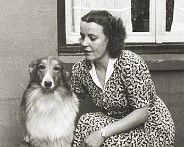Corrie en Collie 4-6-1952  Corrie Löring met de hond achter het huis